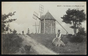 明信片描绘了在Ally，Le Puy-en-Velay，c.1900的受难象和风车 作者 法国摄影师